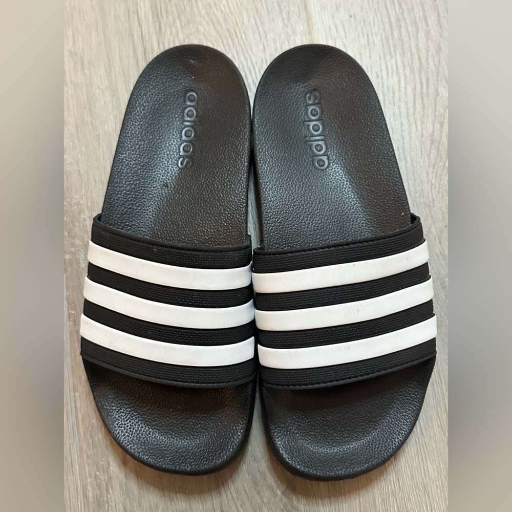 NWOT ADIDAS Girls Sliders size 4 Black and white - Picture 6 of 10